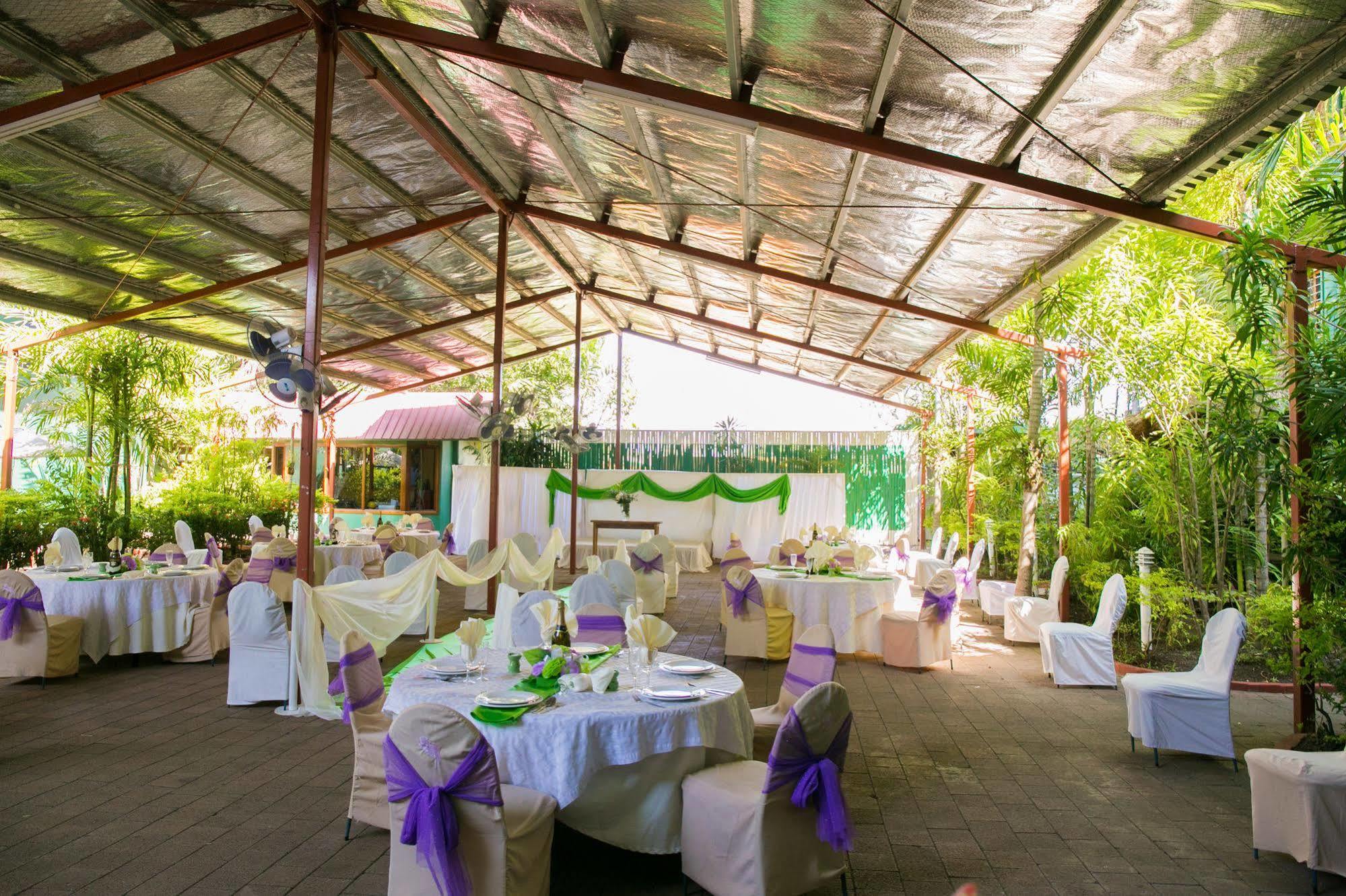Hideaway Hotel Πορτ Μόρεσμπι Εξωτερικό φωτογραφία